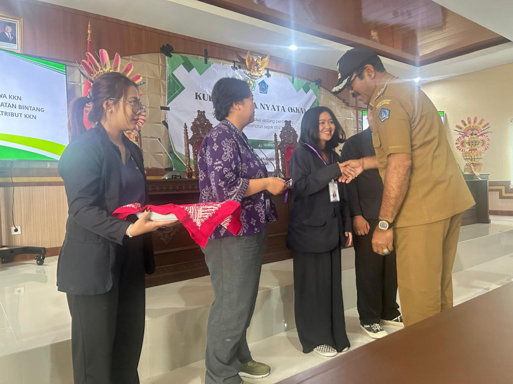 Penerimaan KKN ITEKES Bintang Persada di desa mengwitani dan di terima langsung oleh bapak perbekel desa mengwitani